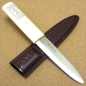 関の刃物 間切包丁 13.5cm (135mm) 正広 0.85％ カーボン モリブデンパナジウム タングステン 朴の木ハンドル プラスチックサヤ付き 魚のさばき 血抜き ロープの切断 アウトドア フィッシング 魚釣り 漁師用に作られた右利き用万能片刃包丁 国産日本製